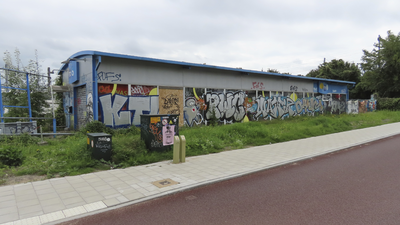908263 Gezicht op de zijgevel van een gesloten loods van het bedrijf 'imo' (Cartesiusweg 150) te Utrecht, vol graffiti.